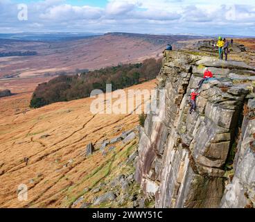 Kletterer am Stanage Edge oberhalb von Hathersage im Derbyshire Peak District, Großbritannien Stockfoto