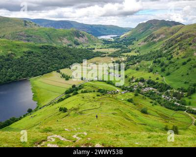 Blick auf Ullswater von den steilen Hängen des Hartsop Dodd im Cumbrian Lake District UK mit Brothers Water darunter Stockfoto