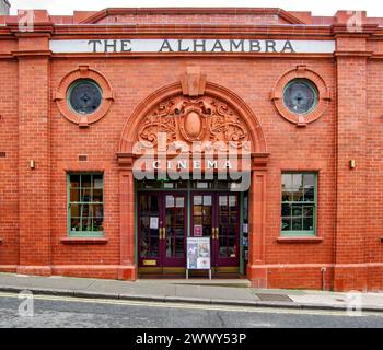 Markante rote Backsteinfassade des alten Alhambra-Kinos in Keswick im Lake District von Cumbria, Großbritannien, aus dem Jahr 2013 Stockfoto