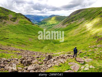 Walker führt über die Threshthwaite Cove in Richtung Hartsop und Patterdale und Ullswater im Cumbrian Lake District UK Stockfoto