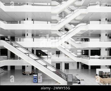 Rolltreppen im modernen Einkaufszentrum. 3D-Design-Rendering Stockfoto