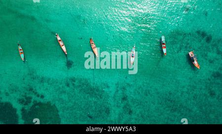 Aus der Vogelperspektive von Longtail-Booten. Stockfoto