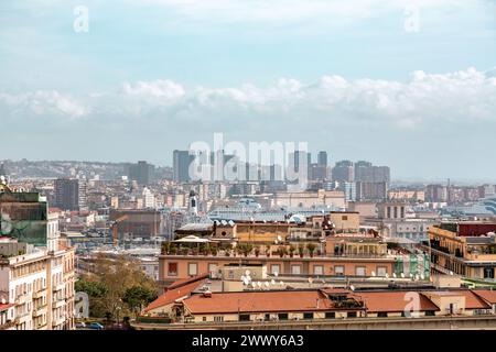 Neapel, Italien - 9. April 2022: Unvergleichlicher Blick auf die Stadt Neapel von der burg Sant'Elmo, Kampanien, Italien. Stockfoto