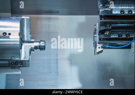 Die CNC-Drehmaschine, die das Schneiden der Metallteile formt. hochtechnologische Metallbearbeitung mit CNC-Drehmaschine. Hochwertige Fotografie. Stockfoto