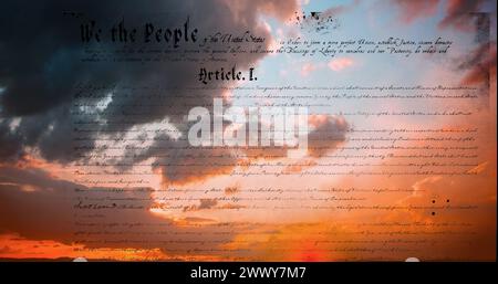 Digitales Bild der schriftlichen Verfassung der Vereinigten Staaten, das sich auf dem Bildschirm mit Hintergrund des Himmels mit Wolken während des Sonnenuntergangs bewegt. 4k Stockfoto