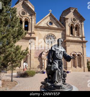 NM00660-00..... NEW MEXICO - Kathedrale Basillica des hl. Franziskus in Santa Fe mit Skulpturen von Franz von Assisi und Kateri Tekakwitha. Stockfoto