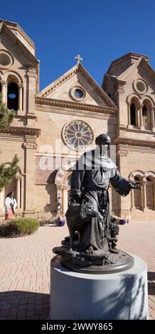 NM00661-00..... NEW MEXICO - Kathedrale Basillica des hl. Franziskus in Santa Fe mit Skulpturen von Franz von Assisi und Kateri Tekakwitha. Stockfoto