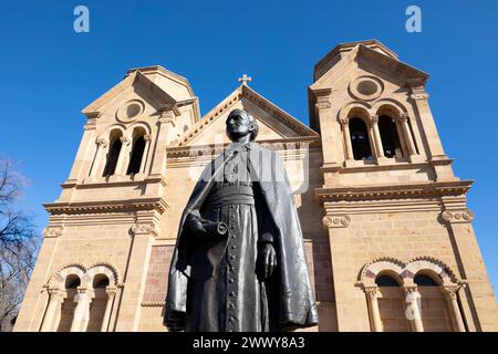 NM00664-00..... NEW MEXICO - Kathedrale Basillica des hl. Franziskus mit Skulptur des Arch Biship J. B. Lamy in Santa Fe. Stockfoto