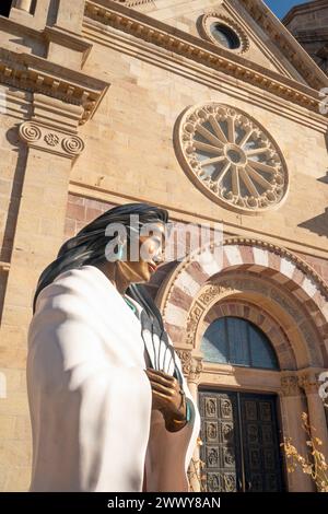 NM00665-00..... NEW MEXICO - Kathedrale Basillica des hl. Franziskus mit Skulptur von Kateri Tekakwitha in Santa Fe. kateri war der erste indianische P. Stockfoto