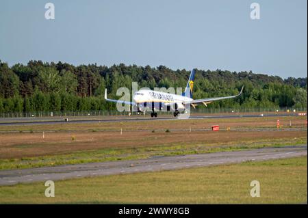 Riga, Lettland, 27. Mai 2023: Ryanair Boeing 737-8AS (EI-EKO) Ankunft am Flughafen Riga/RIX Stockfoto