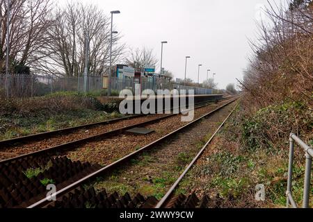 Der Bahnsteig für Flughafenverbindungen zum Flughafen Rhoose ist nicht weit vom Bahnhof Rhoose in Südwales entfernt. Stockfoto