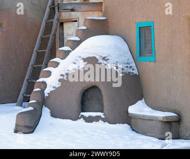 NM00699-00....NEW MEXICO - Hornos, ein lehmofen aus Erde, der für die Brotherstellung verwendet wird. Taos Pueblo Stammesland. Stockfoto