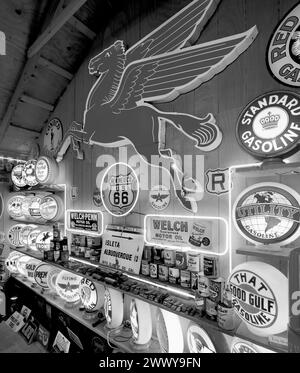 NM00702-00-BW....NEW MEXICO - Erinnerungsstücke an eine historische Tankstelle im Klassischen Gasmuseum in der Nähe von Embudo. Zusammengesetzt aus zwei Bildern. Stockfoto