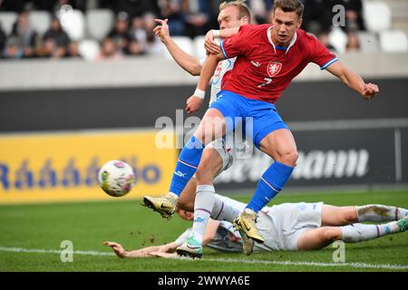 Hradec Kralove, Tschechische Republik. März 2024. DANBIEL FILA von Tschechien (rot) Torschuss (2:0) .während des UEFA Under21 Internationalen Spiels zwischen Tschechien und Island bei Hradec Kralove in Tschechien. (Kreditbild: © Slavek Ruta/ZUMA Press Wire) NUR REDAKTIONELLE VERWENDUNG! Nicht für kommerzielle ZWECKE! Stockfoto