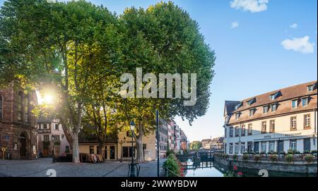 Le Petite France, das malerischste Viertel der Altstadt von Straßburg. Fachwerkhäuser entlang des Kanals des Flusses Ill. Stockfoto