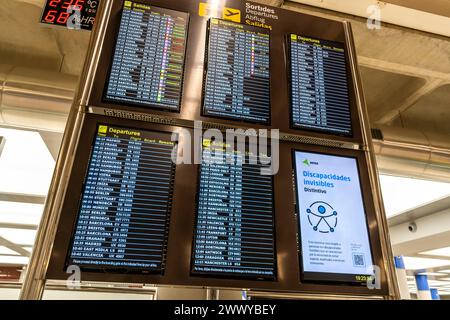 Palma da Mallorca, Spanien - 2. November 2023: Foto der Informationstafel am Flughafen Mallorca, Spanien, Europa Stockfoto