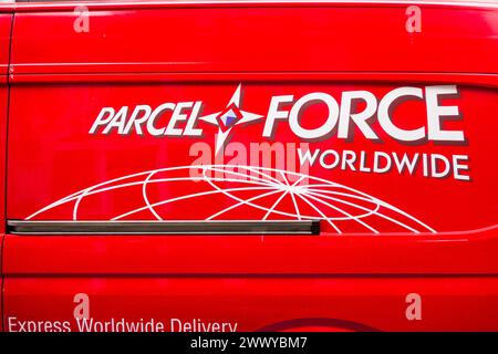 Nahaufnahme des Royal Mail Parcelforce Worldwide Logos und Schriftzügen an der Seite eines Lieferwagens Stockfoto