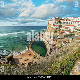 Herrlicher Blick auf Azenhas do Mar, kleine Stadt an der Atlantikküste. Gemeinde Sintra, Portugal. Stockfoto