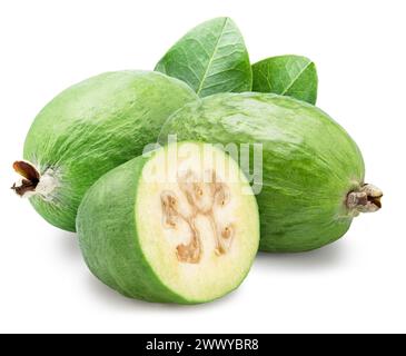 Feijoa-Früchte mit Blatt und Querschnitten von Feijoa auf weißem Hintergrund. Datei enthält Beschneidungspfad. Stockfoto