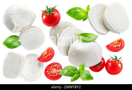 Büffelmozzarella mit Scheiben, Basilikumblättern und Tomaten-Kirsche auf weißem Hintergrund. Traditionelle mediterrane Küche. Stockfoto