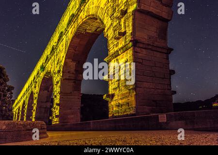 Der Pont du Gard ist ein antikes römisches Aquädukt, das auf einer fünf-Euro-Note abgebildet ist. Die Brücke ist nachts beleuchtet. Sommer 2022. Stockfoto