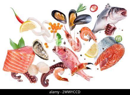 Frische Meeresfrüchte, Fisch und Gewürze schweben auf weißem Hintergrund. Datei enthält Beschneidungspfad. Stockfoto