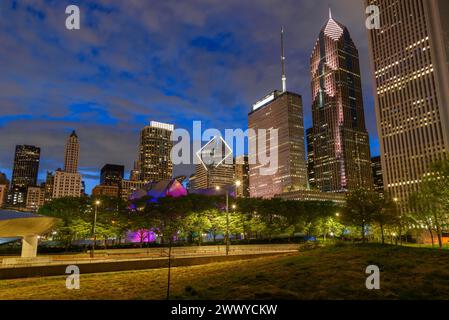 Nächtlicher Blick auf die Skyline von Chicago vom Millennium Park Stockfoto