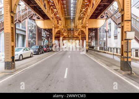 Straße unter erhöhten Gleisen in der Innenstadt von Chicago Stockfoto