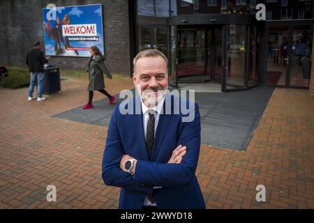 STADSKANAAL - Bürgermeister der Gemeinde Stadskanaal Klaas Sloots spricht nach Lenny Kuhrs Auftritt im Geert Teis mit den Medien. Die 74-jährige Lenny Kuhr wurde zuvor beschuldigt, während eines Konzerts in Waalwijk Mörder und Terrorist zu sein. ANP VINCENT JANNINK niederlande aus - belgien aus Stockfoto