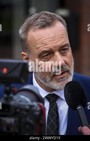 STADSKANAAL - Bürgermeister der Gemeinde Stadskanaal Klaas Sloots spricht nach Lenny Kuhrs Auftritt im Geert Teis mit den Medien. Die 74-jährige Lenny Kuhr wurde zuvor beschuldigt, während eines Konzerts in Waalwijk Mörder und Terrorist zu sein. ANP VINCENT JANNINK niederlande aus - belgien aus Stockfoto