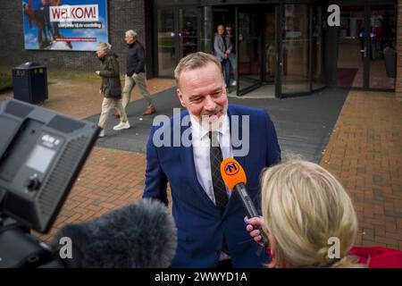 STADSKANAAL - Bürgermeister der Gemeinde Stadskanaal Klaas Sloots spricht nach Lenny Kuhrs Auftritt im Geert Teis mit den Medien. Die 74-jährige Lenny Kuhr wurde zuvor beschuldigt, während eines Konzerts in Waalwijk Mörder und Terrorist zu sein. ANP VINCENT JANNINK niederlande aus - belgien aus Stockfoto