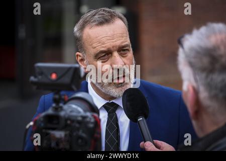 STADSKANAAL - Bürgermeister der Gemeinde Stadskanaal Klaas Sloots spricht nach Lenny Kuhrs Auftritt im Geert Teis mit den Medien. Die 74-jährige Lenny Kuhr wurde zuvor beschuldigt, während eines Konzerts in Waalwijk Mörder und Terrorist zu sein. ANP VINCENT JANNINK niederlande aus - belgien aus Stockfoto