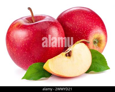 Reife rote Äpfel und Apfelscheiben isoliert auf weißem Hintergrund. Stockfoto