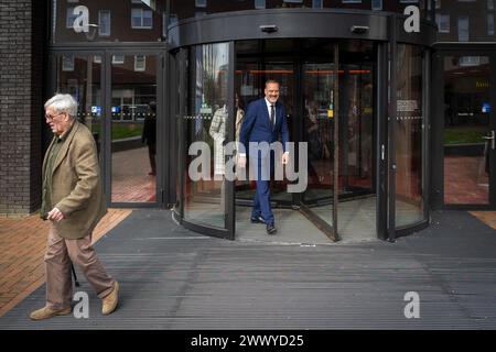 STADSKANAAL - Bürgermeister der Gemeinde Stadskanaal Klaas Sloots spricht nach Lenny Kuhrs Auftritt im Geert Teis mit den Medien. Die 74-jährige Lenny Kuhr wurde zuvor beschuldigt, während eines Konzerts in Waalwijk Mörder und Terrorist zu sein. ANP VINCENT JANNINK niederlande aus - belgien aus Stockfoto