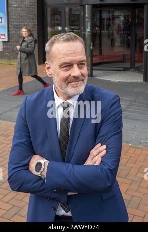 STADSKANAAL - Bürgermeister der Gemeinde Stadskanaal Klaas Sloots spricht nach Lenny Kuhrs Auftritt im Geert Teis mit den Medien. Die 74-jährige Lenny Kuhr wurde zuvor beschuldigt, während eines Konzerts in Waalwijk Mörder und Terrorist zu sein. ANP VINCENT JANNINK niederlande aus - belgien aus Stockfoto