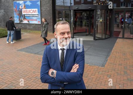 STADSKANAAL - Bürgermeister der Gemeinde Stadskanaal Klaas Sloots spricht nach Lenny Kuhrs Auftritt im Geert Teis mit den Medien. Die 74-jährige Lenny Kuhr wurde zuvor beschuldigt, während eines Konzerts in Waalwijk Mörder und Terrorist zu sein. ANP VINCENT JANNINK niederlande aus - belgien aus Stockfoto