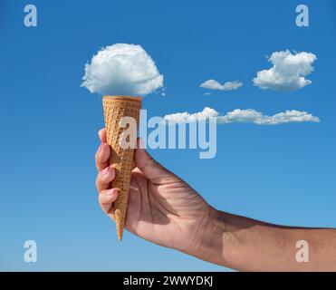 Wolke in Form von Eis, als ob es in den Eiskegel gelegt würde. Kreatives Sommerkonzept. Stockfoto
