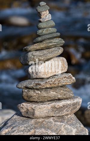 Eleganz aus Stein. Überwältigende Schönheit. Abstrakte Pyramide. Unscharfer Hintergrund. Stockfoto