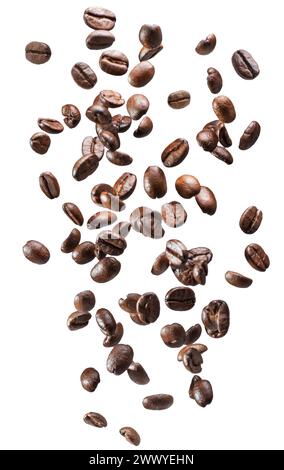 Kaffeebohnen fallen auf weißen Hintergrund. Datei enthält Beschneidungspfade. Stockfoto