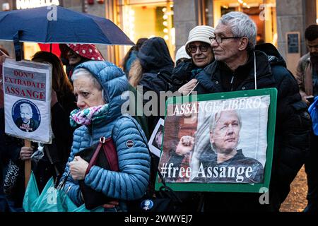 Mailand, Italien. März 2024. Presidio per Julian Assange in Piazza LibertyMilano, Italia - Cronaca Marted&#xec;, 26. März 2024. (Foto di Marco Ottico/Lapresse) Garnisonsstelle für Julian Assange auf der Piazza Liberty Mailand, Italien - Nachrichten Dienstag, 25. März 2024. (Foto: Marco Ottico/Lapresse) Credit: LaPresse/Alamy Live News Stockfoto