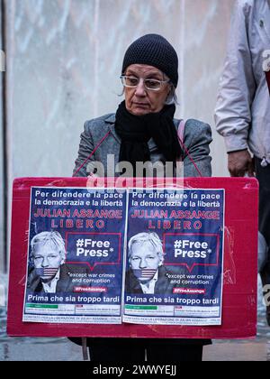 Mailand, Italien. März 2024. Presidio per Julian Assange in Piazza LibertyMilano, Italia - Cronaca Marted&#xec;, 26. März 2024. (Foto di Marco Ottico/Lapresse) Garnisonsstelle für Julian Assange auf der Piazza Liberty Mailand, Italien - Nachrichten Dienstag, 25. März 2024. (Foto: Marco Ottico/Lapresse) Credit: LaPresse/Alamy Live News Stockfoto