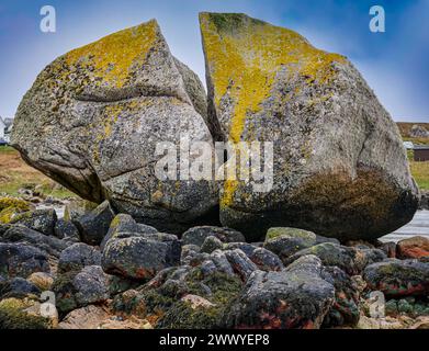 Großer erratischer Stein, durch Frost geteilt, Fionnphort, Isle of Mull, Innere Hebriden, Schottland, Großbritannien Stockfoto