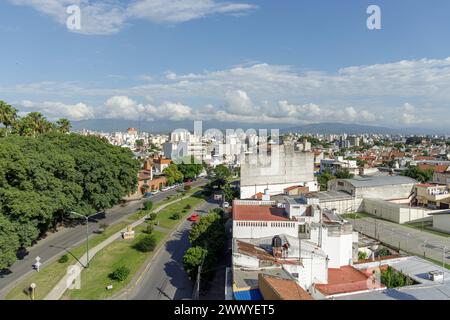 Luftaufnahme der Hipolito Yrigoyen Avenue in der Stadt Salta in Argentinien. Stockfoto