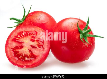 Frisch gewaschene rote Tomaten bedeckt mit Wassertropfen auf weißem Hintergrund. Stockfoto