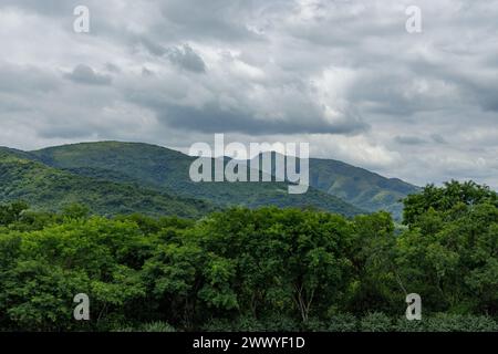 Hügel in La Caldera in der Provinz Salta. Stockfoto