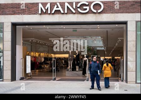 Madrid, Spanien. März 2024. Fußgänger werden vor dem spanischen multinationalen Bekleidungsgeschäft Mango gesehen. (Foto: Xavi Lopez/SOPA Images/SIPA USA) Credit: SIPA USA/Alamy Live News Stockfoto