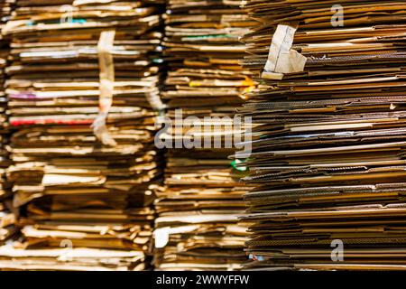 Stapel von gebrochenen Kartonschachteln, Vollbild-Nahaufnahme-Hintergrund Stockfoto