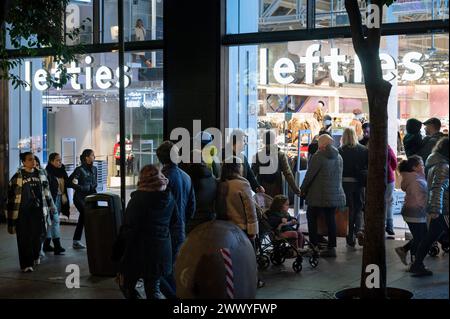 Madrid, Spanien. Dezember 2023. Käufer werden bei der spanischen Modemarke von Inditex, Lefties, gesehen. (Credit Image: © Xavi Lopez/SOPA Images via ZUMA Press Wire) NUR REDAKTIONELLE VERWENDUNG! Nicht für kommerzielle ZWECKE! Stockfoto