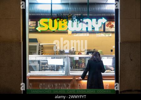 Madrid, Spanien. Dezember 2023. Ein Kunde wird im amerikanischen Sandwich-Fast-Food-Restaurant Franchise Subway Store gesehen. (Credit Image: © Xavi Lopez/SOPA Images via ZUMA Press Wire) NUR REDAKTIONELLE VERWENDUNG! Nicht für kommerzielle ZWECKE! Stockfoto