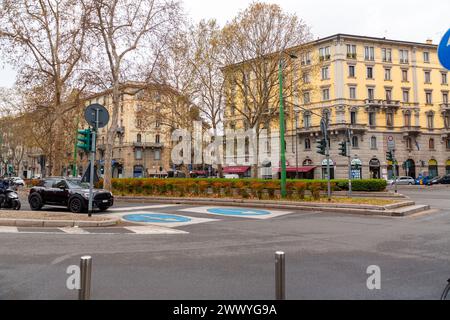 Mailand, Italien - März 30: Typische italienische Gebäude und Blick auf die Straße in Mailand, der Hauptstadt von Lombard, Region Italien. Stockfoto